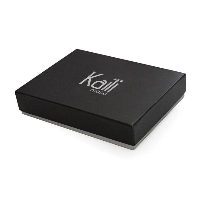 K12220AF | Portafogli Uomo in Vera Pelle pieno fiore, Naked. Colore Nero. Protezione RFID. Dimensioni da chiuso: cm 11,5 x 8,3 x 2. Confezione: Scatola regalo fondo/coperchio